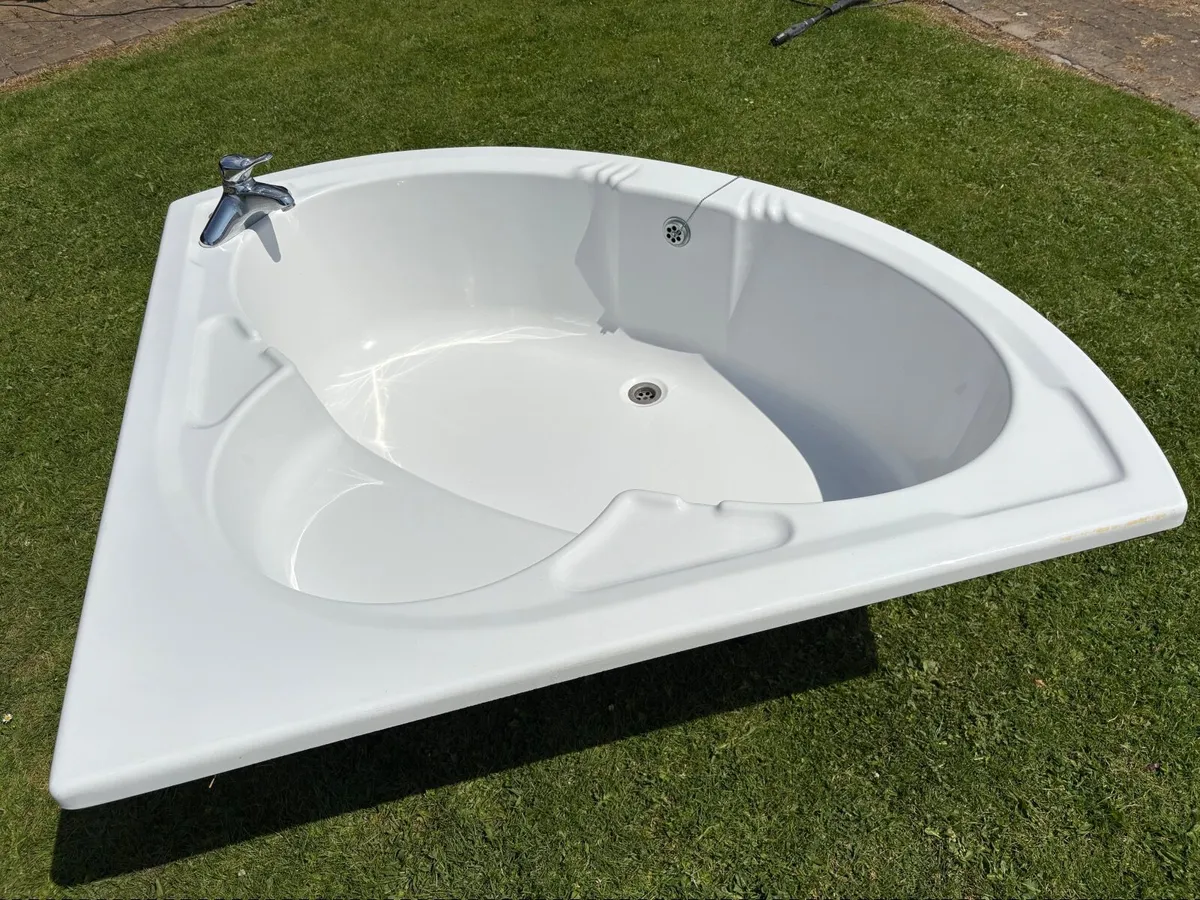 Corner Bath and Sink - Image 3