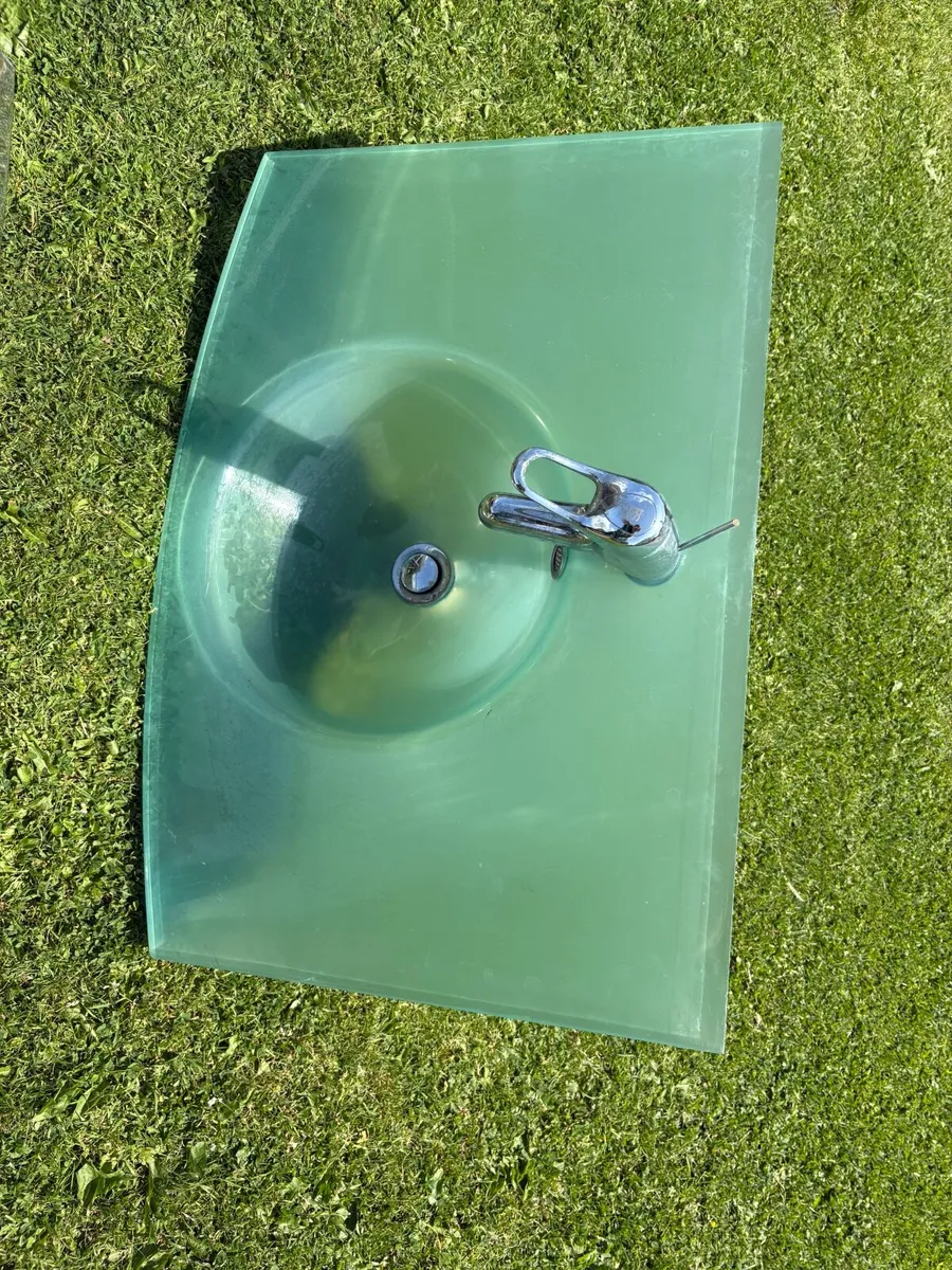 Corner Bath and Sink - Image 4