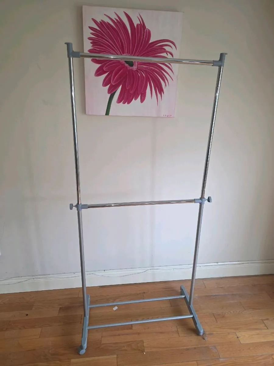 Clothes hanger on wheels - Image 1