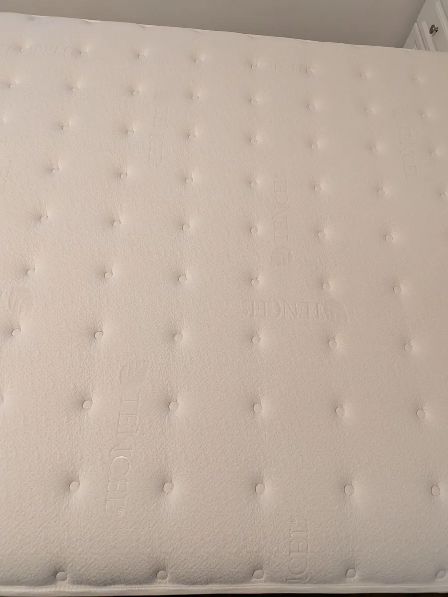 Bed and mattress - Image 4