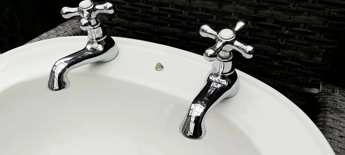 Bathroom sink with taps - Image 2