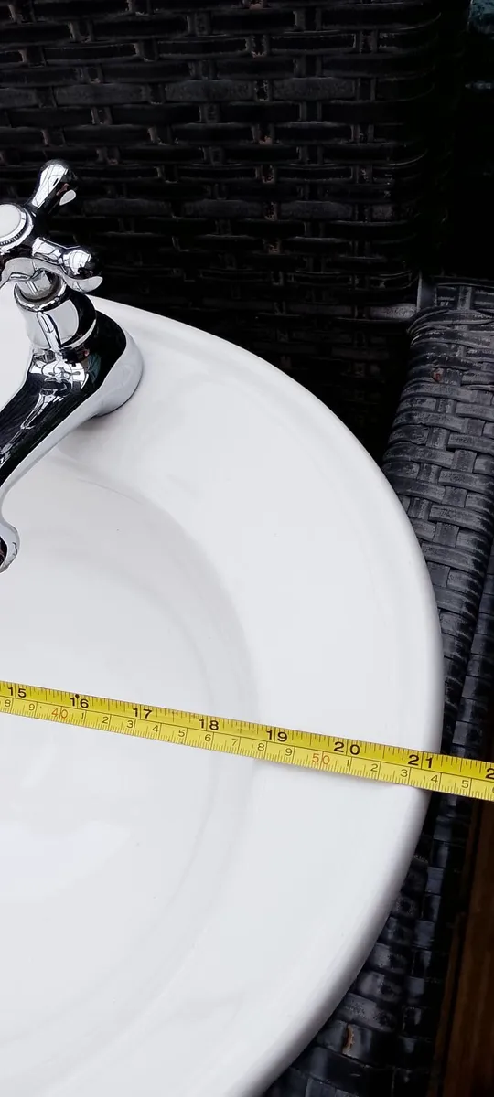 Bathroom sink with taps - Image 3
