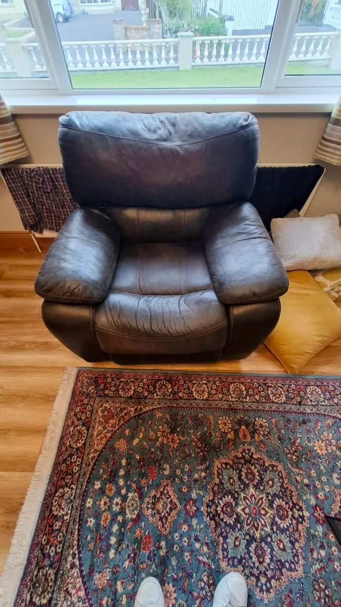 3 seater recliner sofa with 2 x recliner armchairs - Image 4