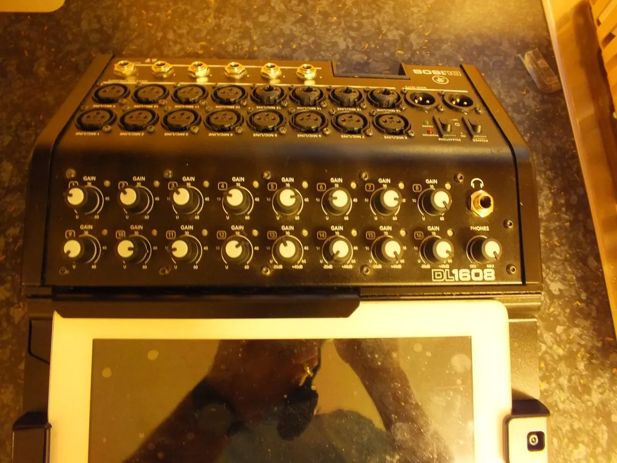 Mackie DL1608 16-Channel Digital Live Sound Mixer - Image 2