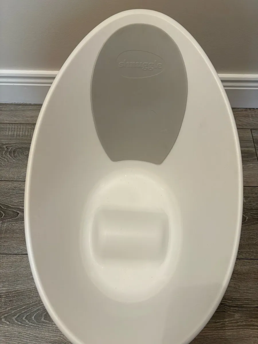 Shnuggle Baby Bath in white and grey.