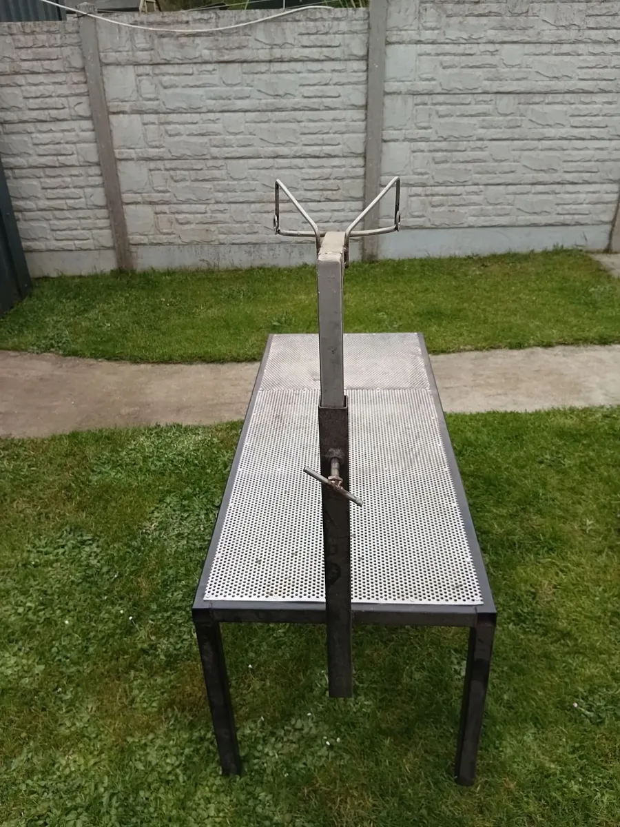 Sheep trimming stand - Image 1