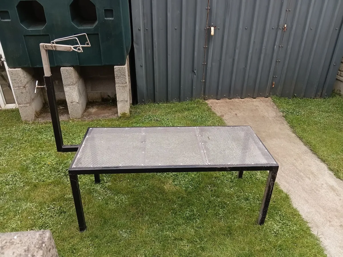 Sheep trimming stand - Image 4