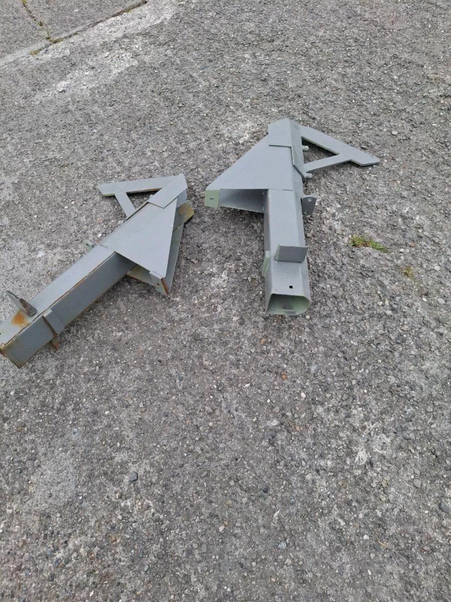 Spouts for ferguson planter - Image 2