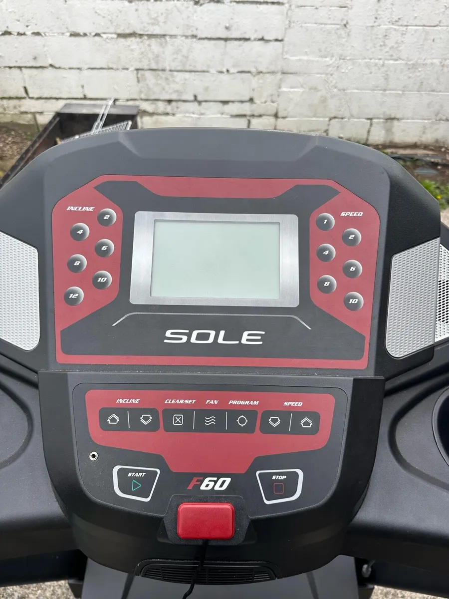 SOLE F60 treadmill - Image 2