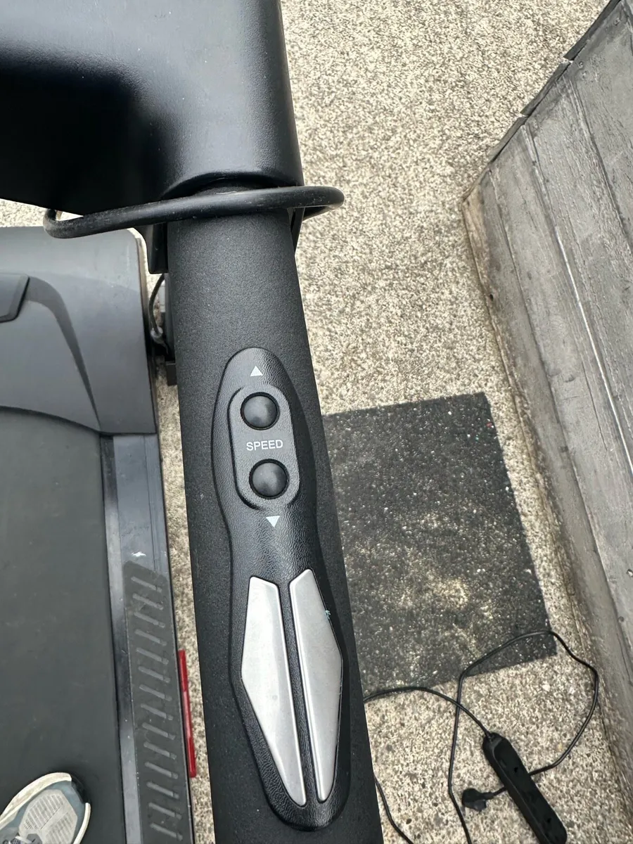 SOLE F60 treadmill - Image 4