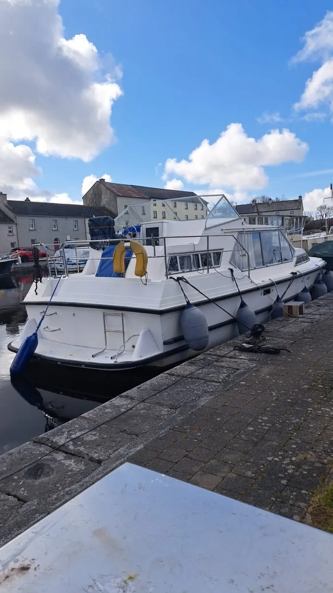 Dara 32 Flybridge Cruiser - Image 2