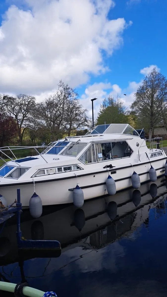 Dara 32 Flybridge Cruiser - Image 1