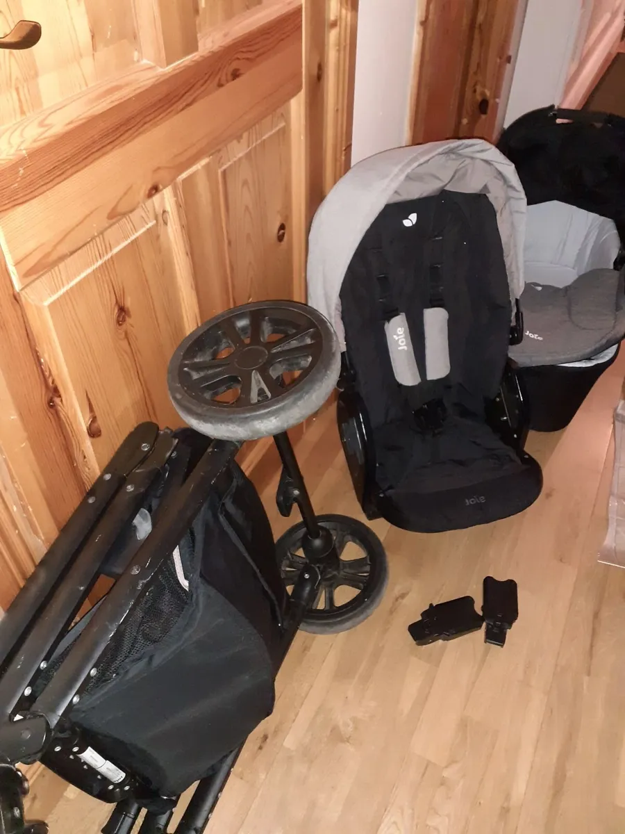 Baby buggy with car seat adapters