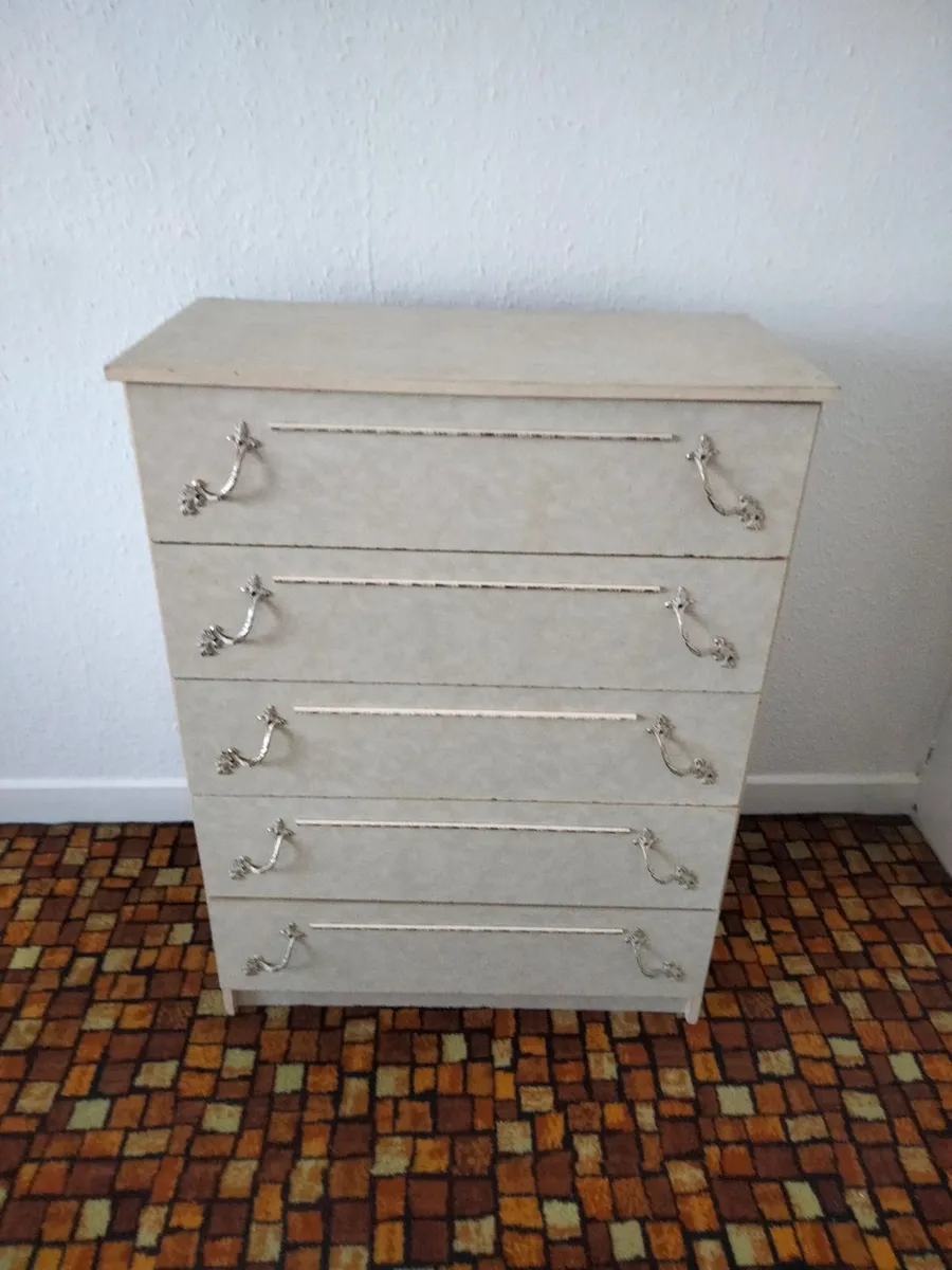 Chest of drawers