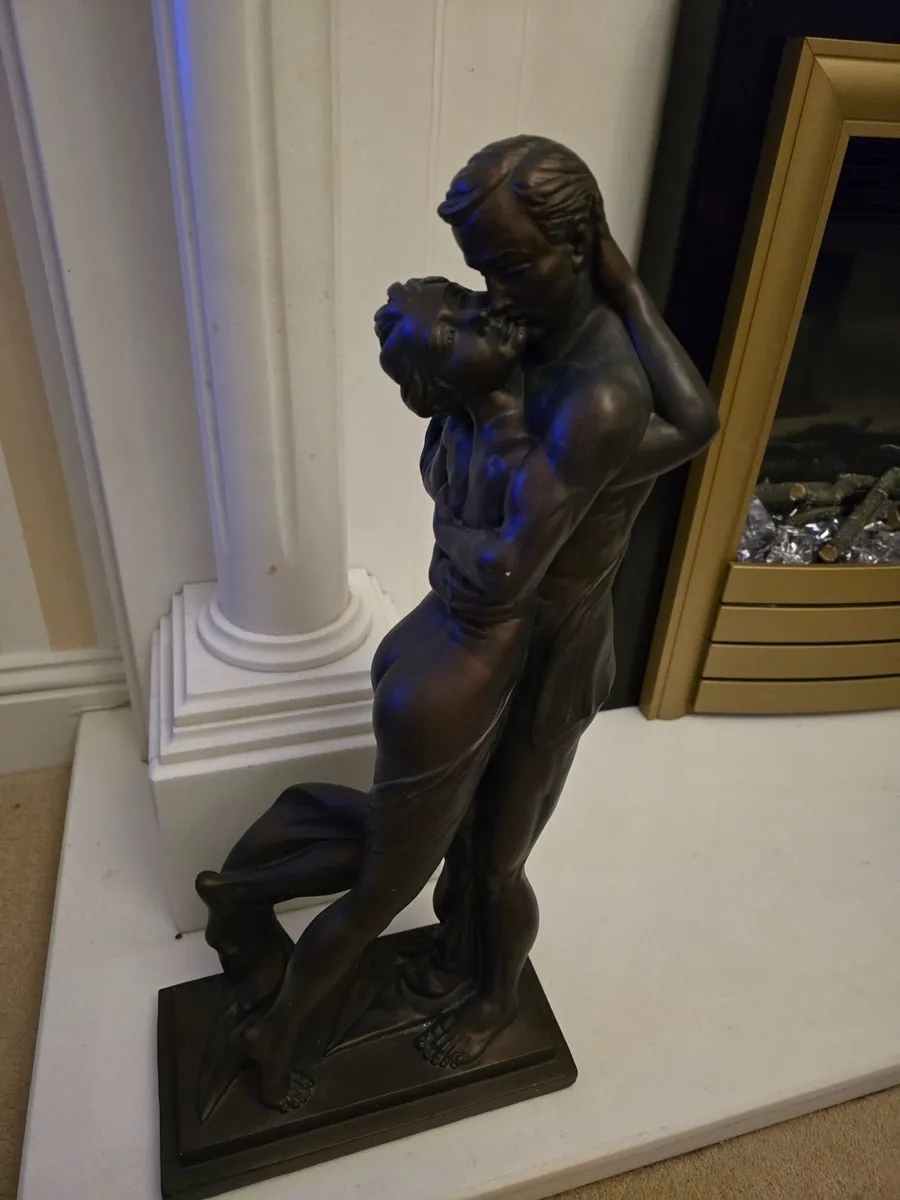 Statue of couple embracing