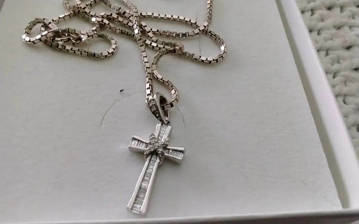 Sterling Silver genuine diamond cross pendant 18" - Image 3