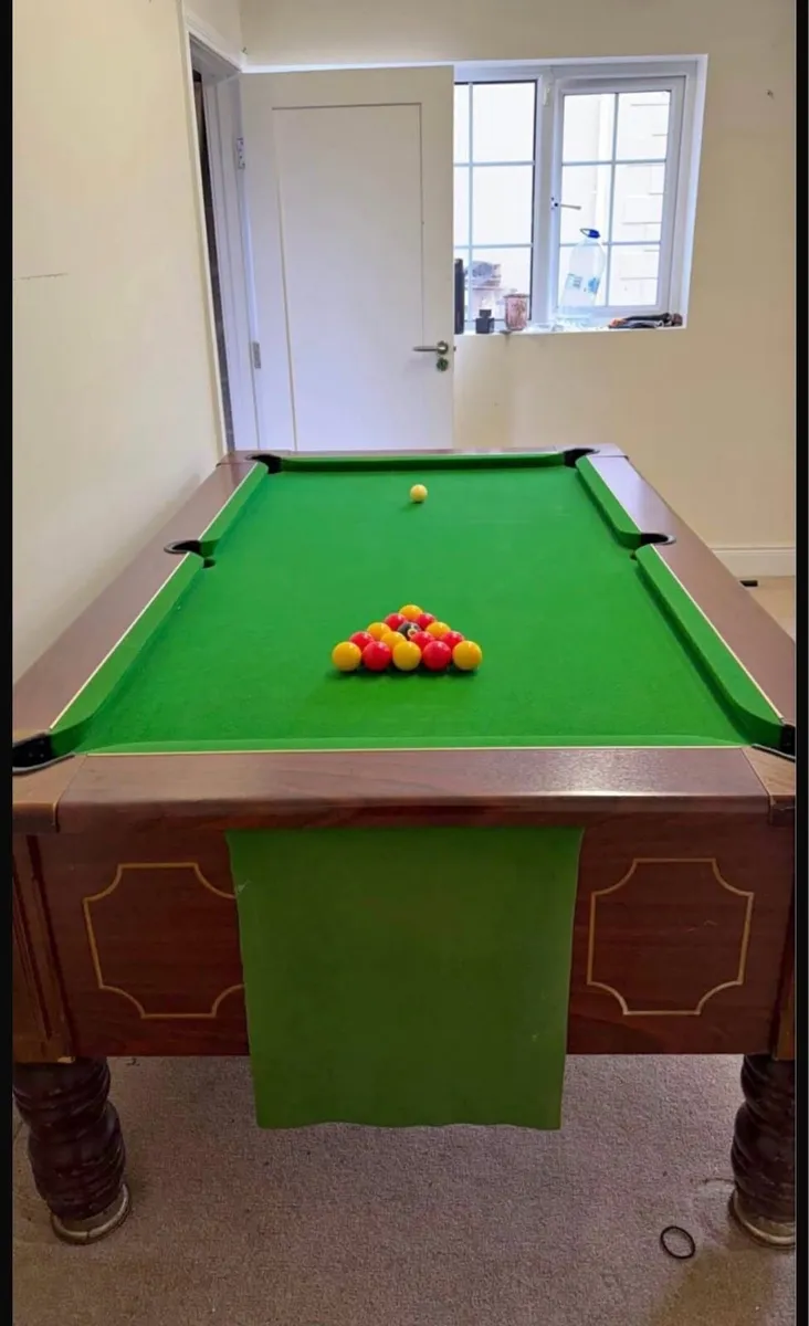 Pool table - Image 1