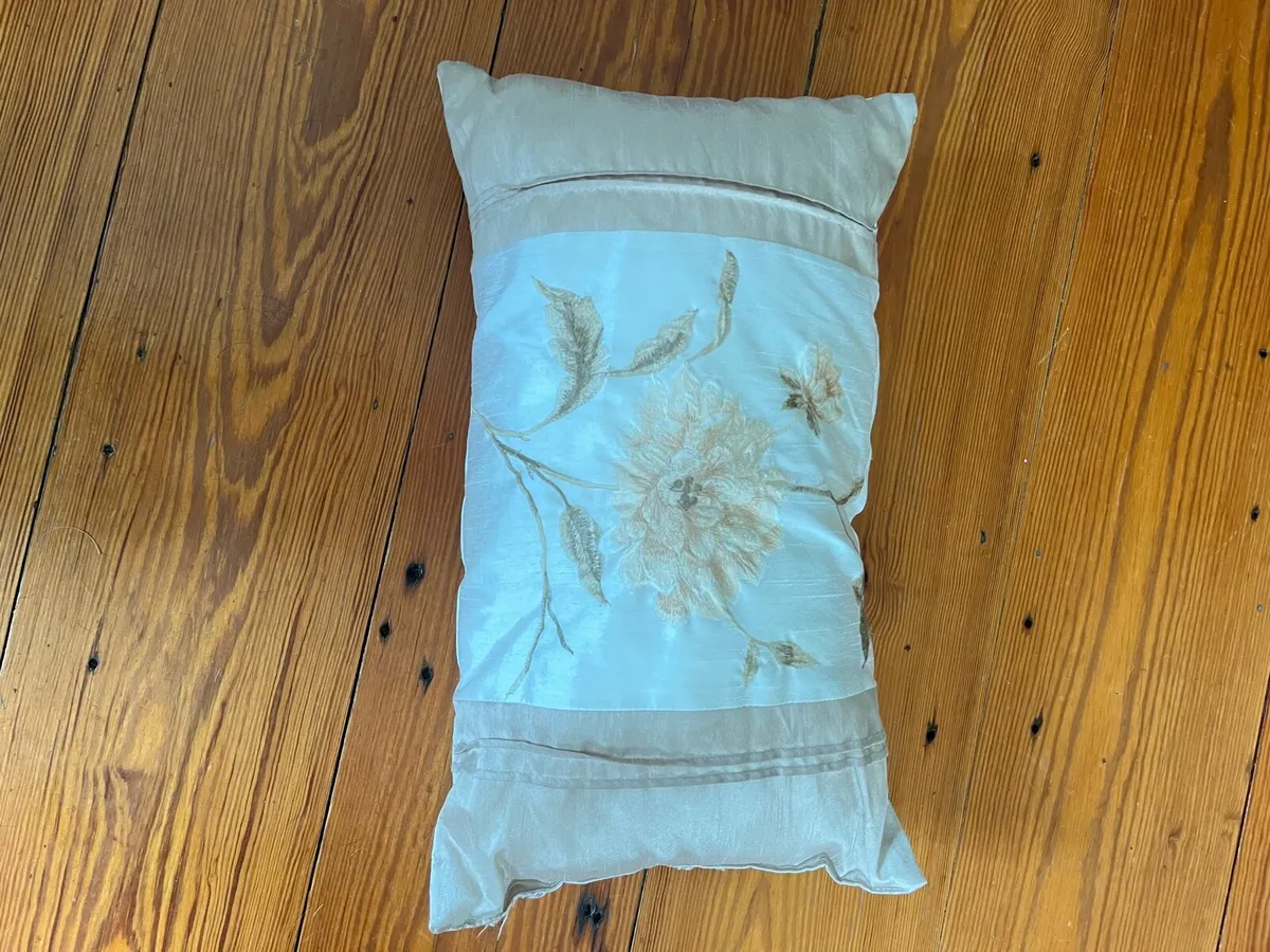 Two cream cushions - Image 2