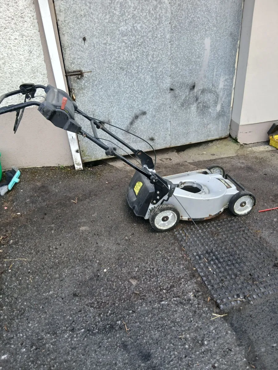 Self-drive lawnmower deck price too sell 70e - Image 1