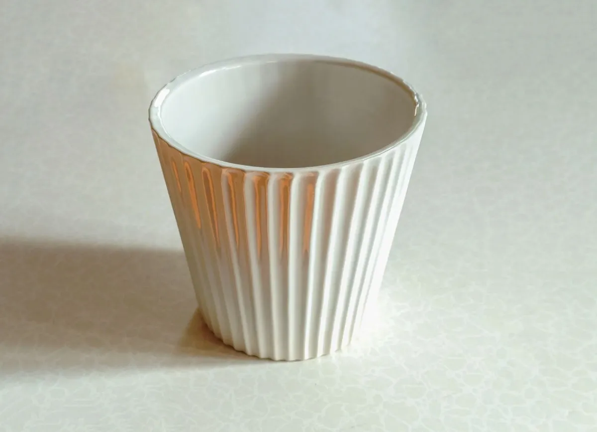 WHITE PLANT POT (GOOD CONDITION). - Image 4