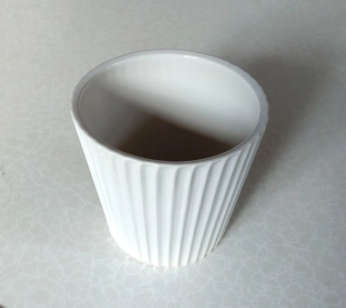 WHITE PLANT POT (GOOD CONDITION). - Image 1