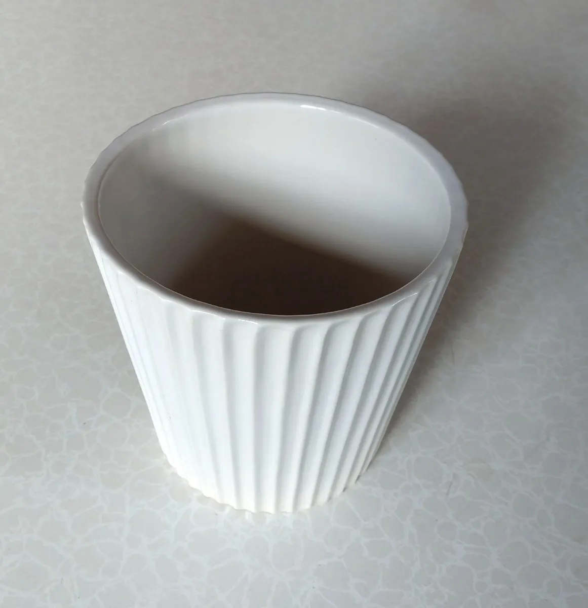 WHITE PLANT POT (GOOD CONDITION). - Image 2