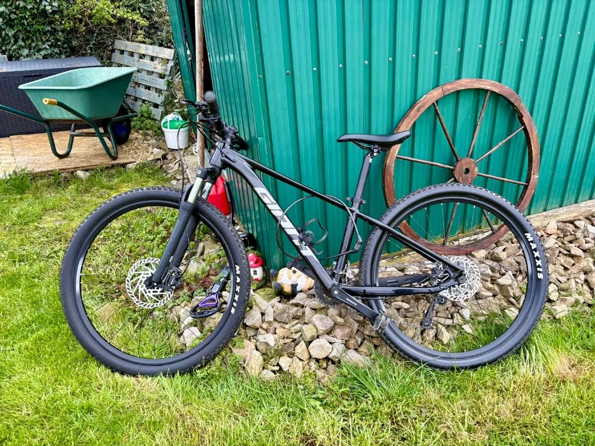 Giant Talon 3 Mountain Bike - Image 1