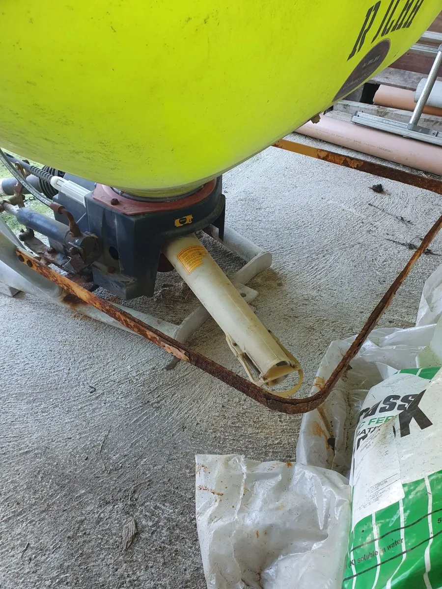 Rocha fertiliser spreader - Image 2