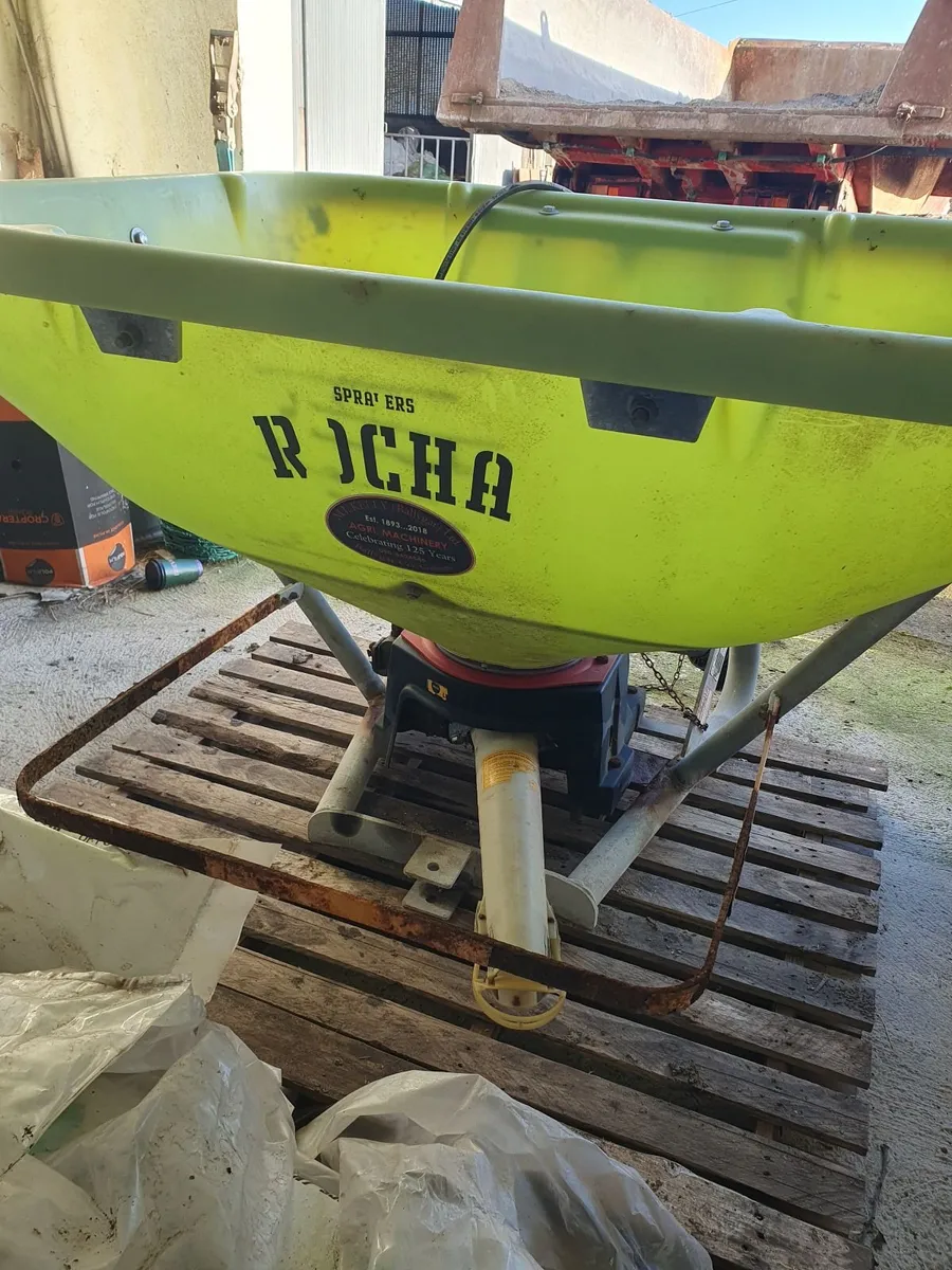 Rocha fertiliser spreader - Image 1
