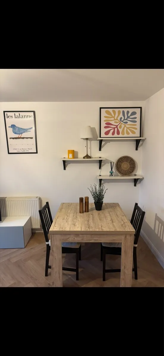 Table chairs and bench - Image 1