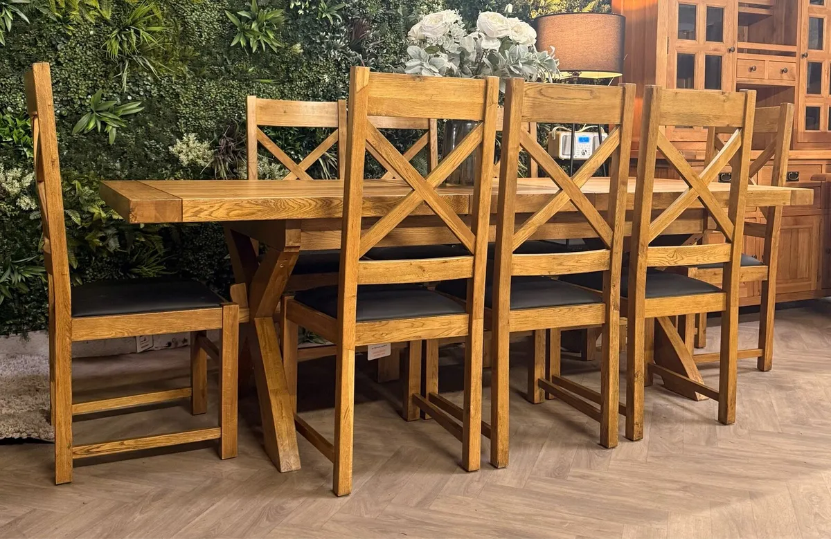 Extending oak kitchen table & 8 chairs - Image 1