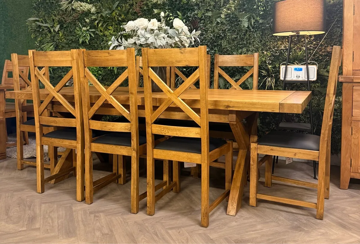 Extending oak kitchen table & 8 chairs - Image 3