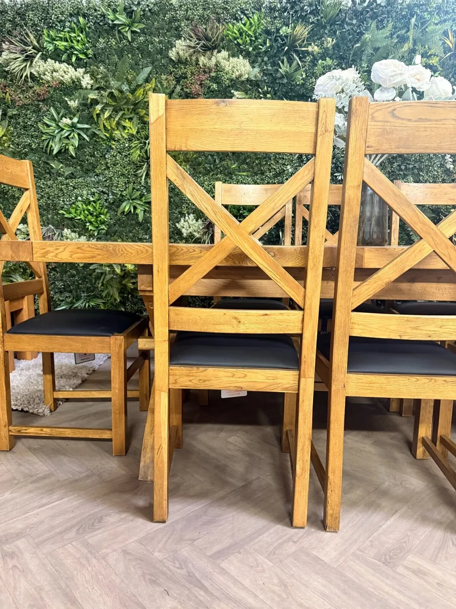 Extending oak kitchen table & 8 chairs - Image 4