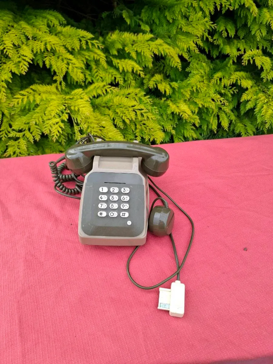 Vintage 80s phone possible to post - Image 2