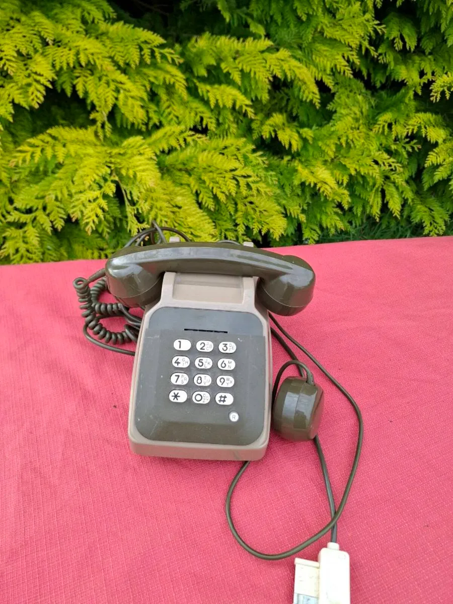 Vintage 80s phone possible to post - Image 1