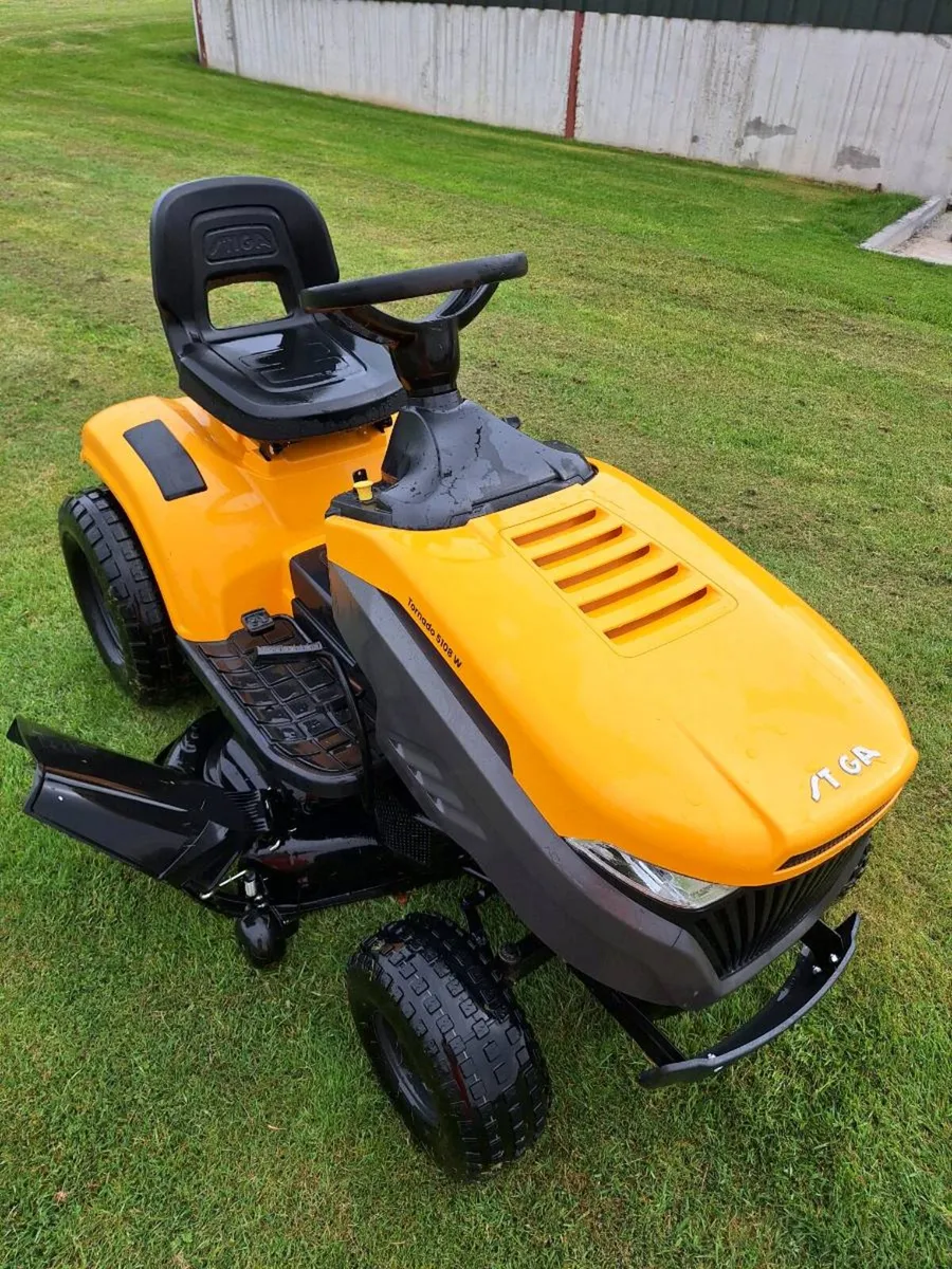 Ride-on lawnmower - Image 1