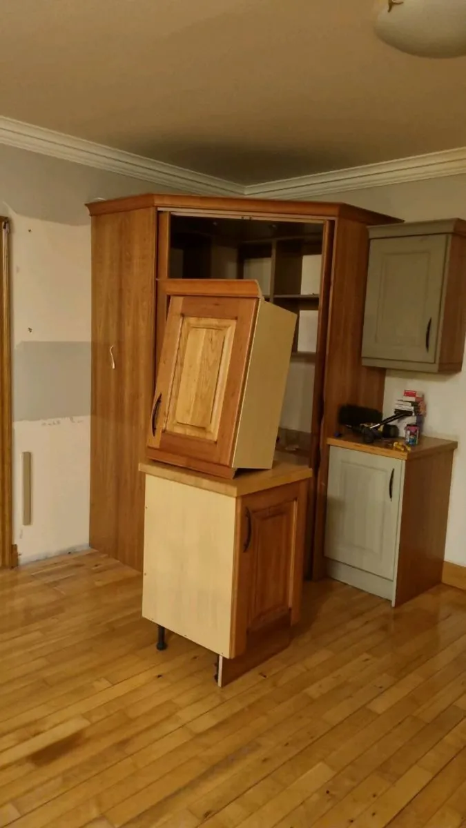 Granite counters. kitchen cabinets. Pocket doors. - Image 3