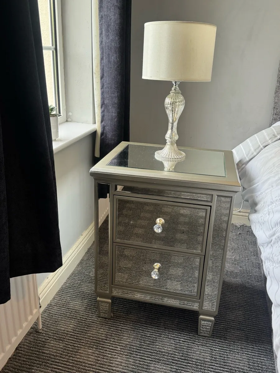 Mirrored console  table PLUS 2 side lockers - Image 2