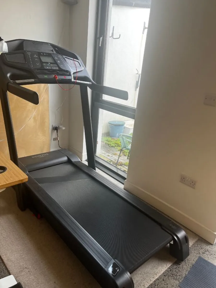 Treadmill 18 km/h T900D, with Decathlon Warranty - Image 1