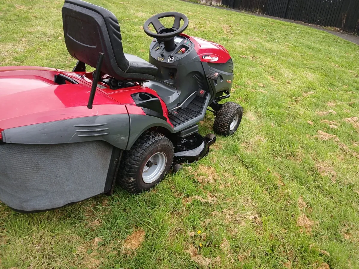 Castle garden ride on lawnmower - Image 4