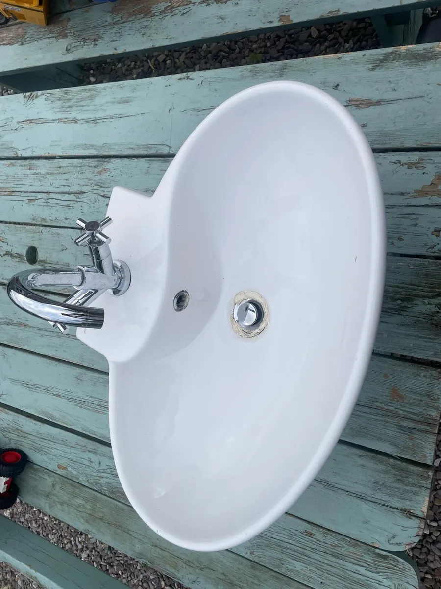 Bathroom sink - Image 1