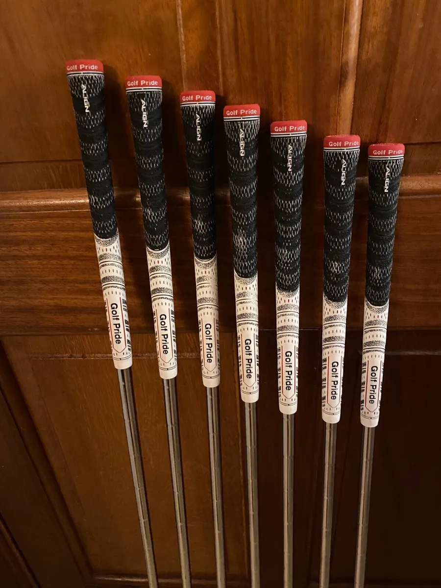 Callaway APEX Pro Irons 4/10 wedge S 400 Shafts - Image 1