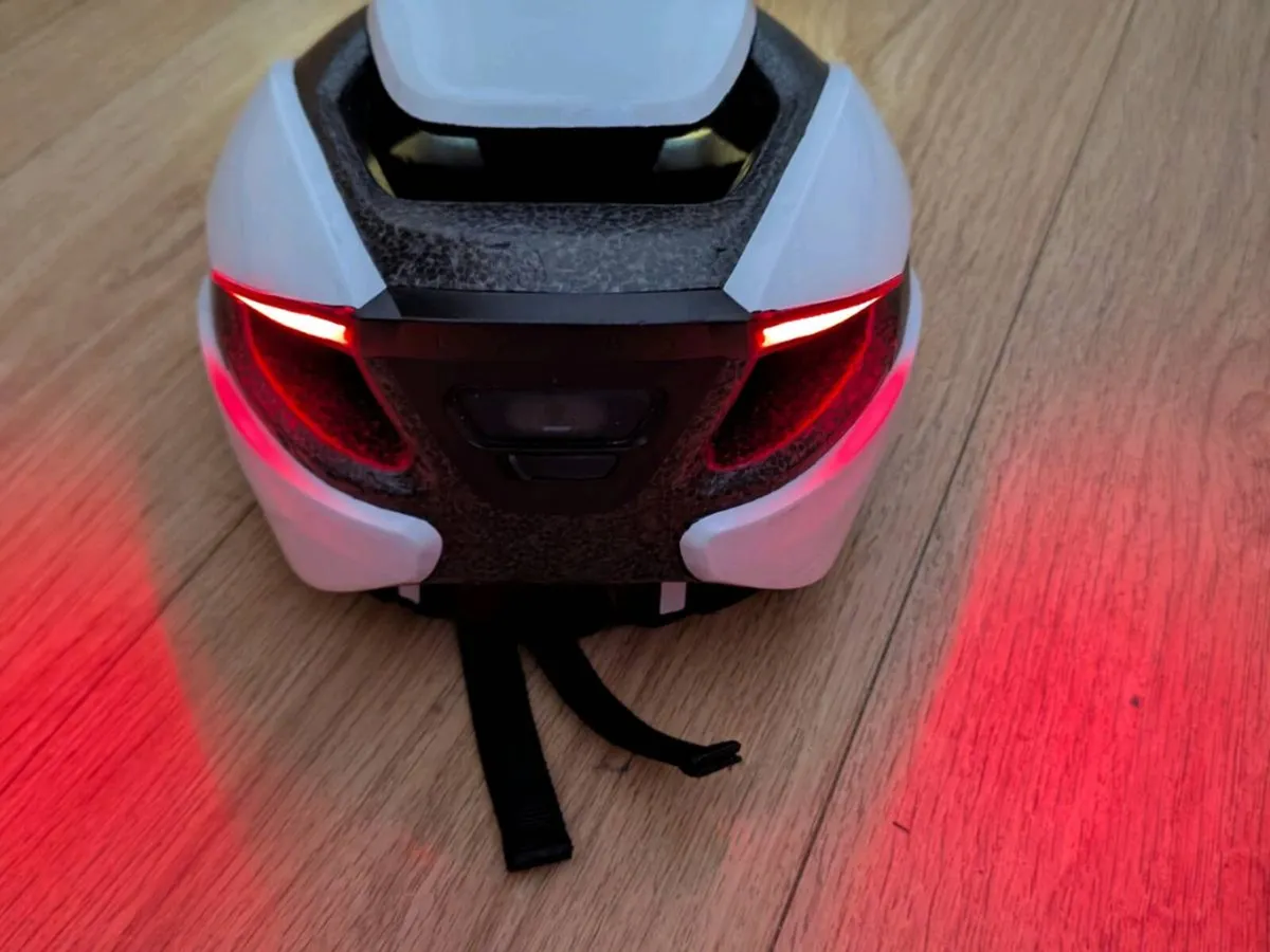 Lumos Smart Bike Helmet LED Lights – White – Excel - Image 4