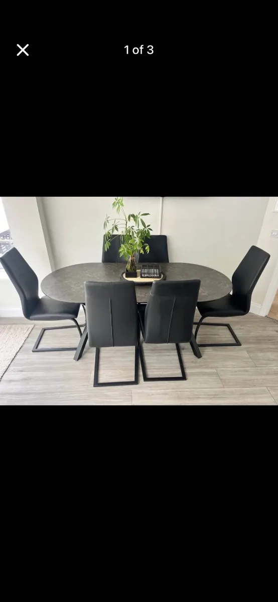 Dining table - Image 1