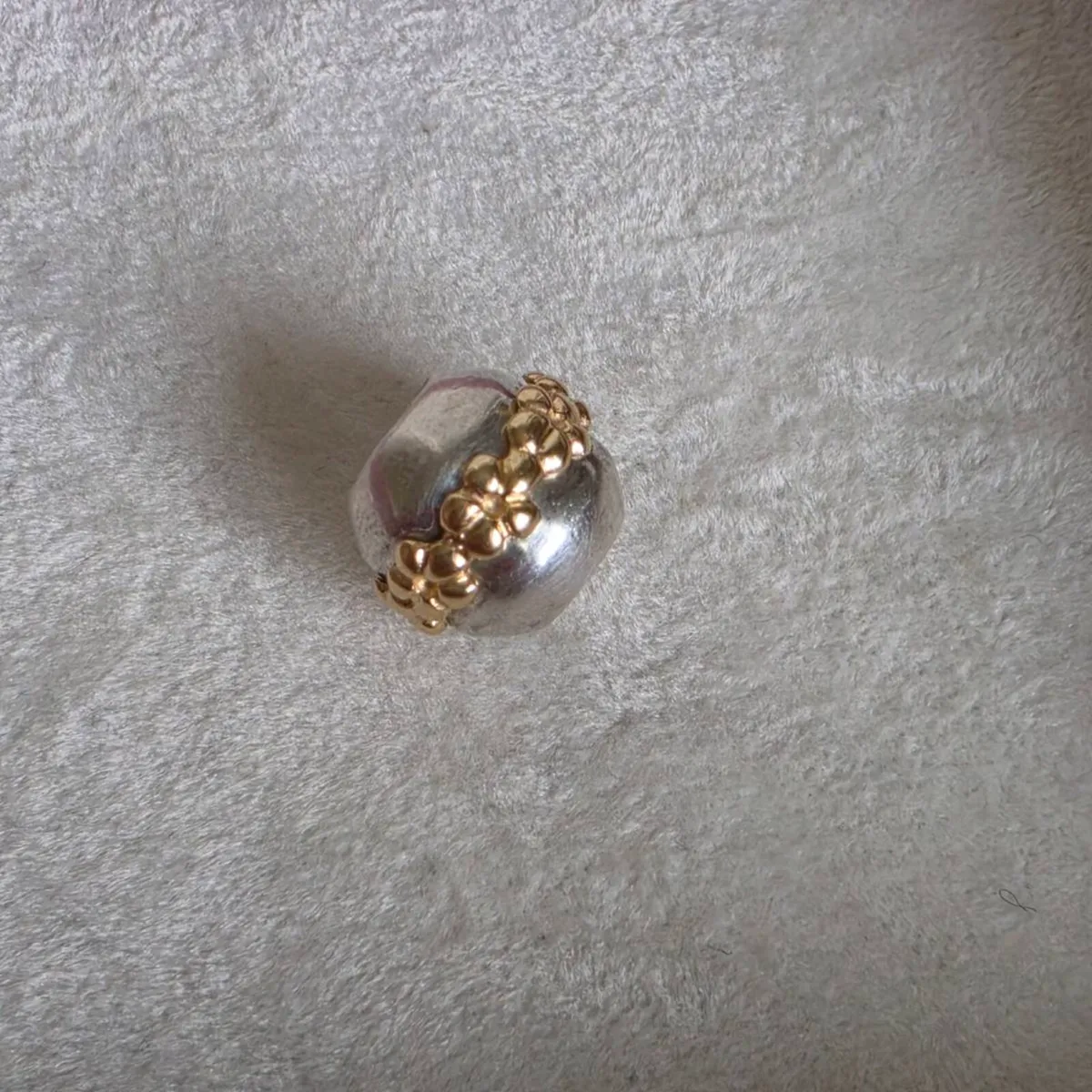 Pandora charm with round flowers gold 14k - Image 1