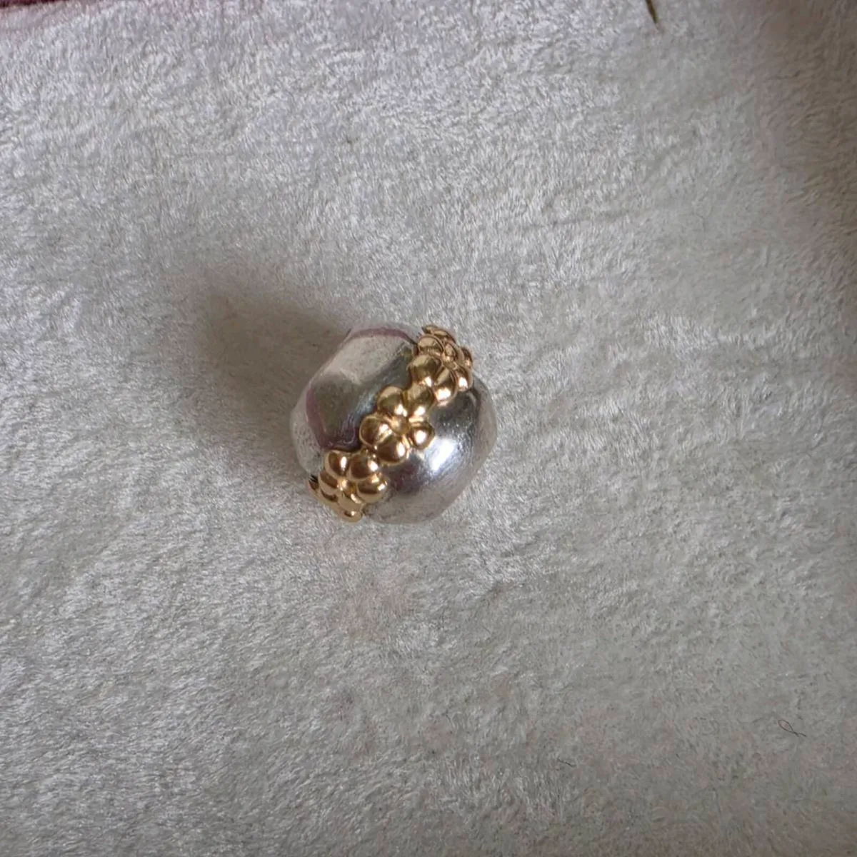 Pandora charm with round flowers gold 14k - Image 2