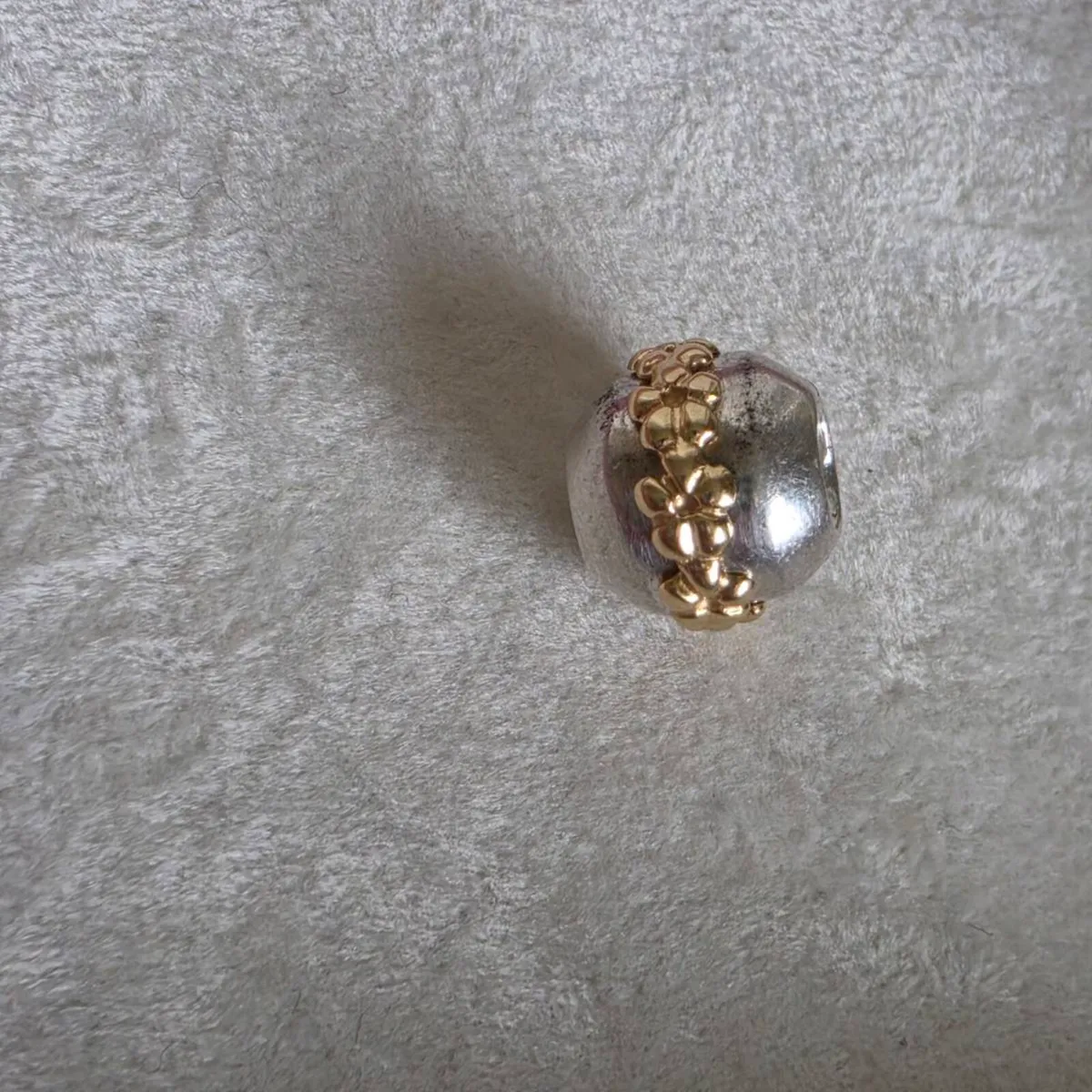 Pandora charm with round flowers gold 14k - Image 3