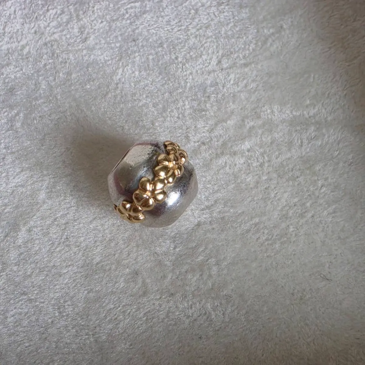 Pandora charm with round flowers gold 14k - Image 4