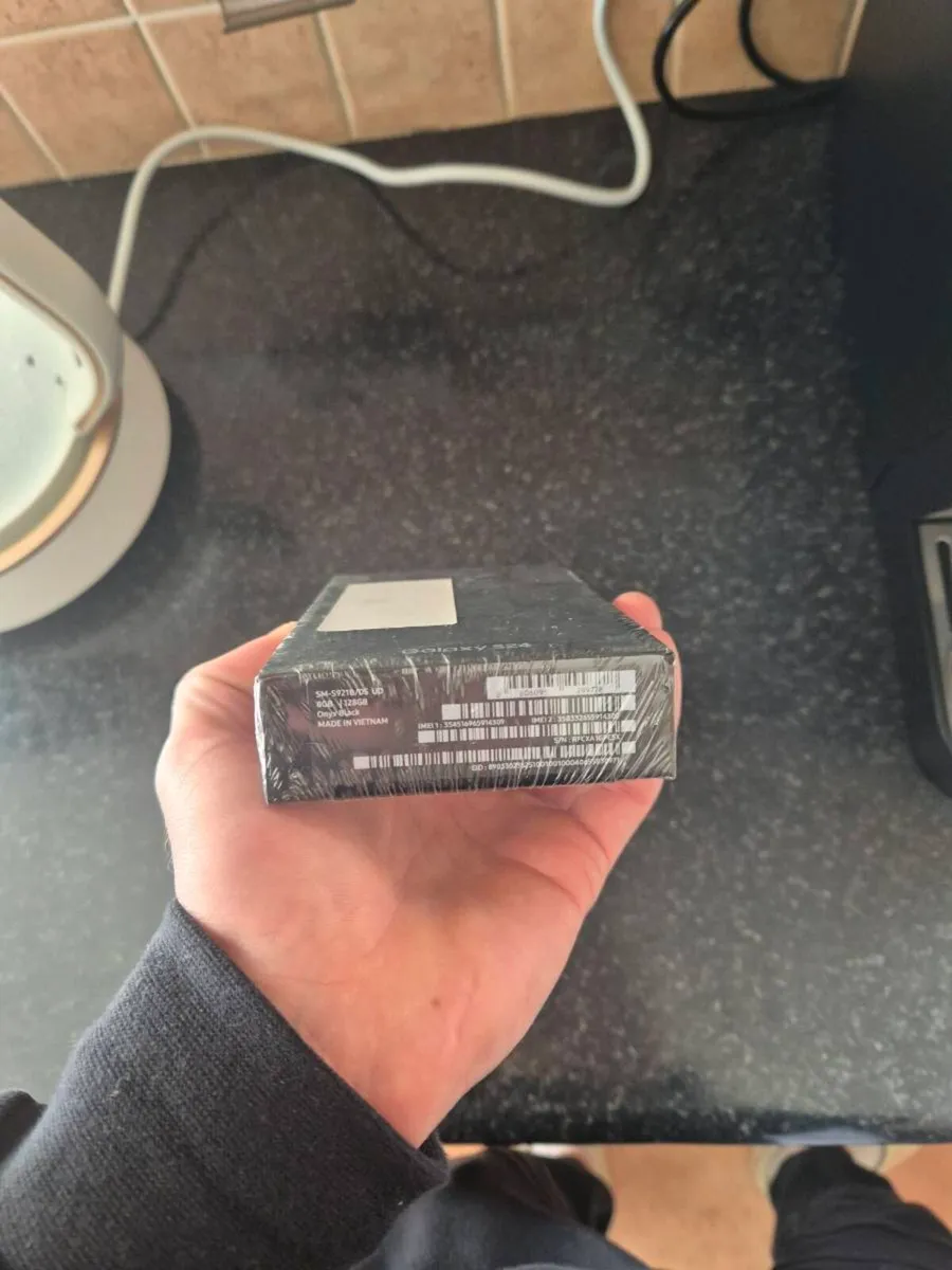 Samsung S24 - Image 3