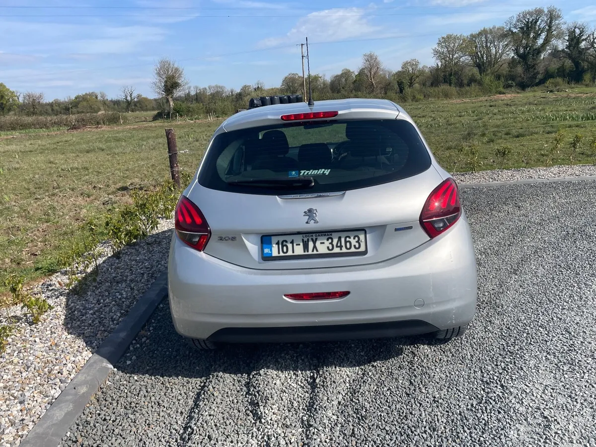 2016 Peugeot 208 1.2 petrol - Image 4